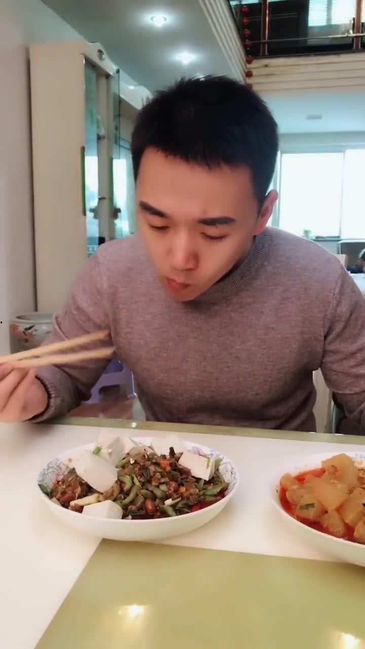 娱乐吃瓜酱男朋友好饿,甜蜜互动引网友热议